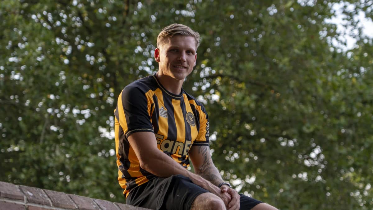 COLLAR COMES IN ON LOAN — Burton-on-Trent news photo